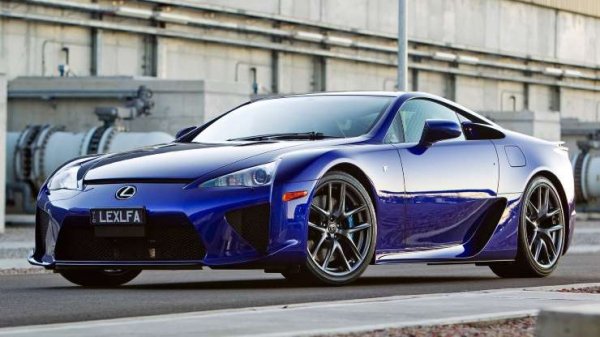 Следващата кола е наистина супер за разлика от повечето в този списък.  Lexus LFA е вълнуваща за шофиране и е пълна с интересни технологии. За тази година са продадени 3 бройки от нея, като според изчисленията остават още 5 при дилърите. Трябва да се отбележи, че Lexus продава LFA, произведени през 2011 и 2012 г., което прави LFA "най-старият нов автомобил на годината". 
