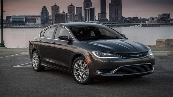 Всъщност Chrysler 200 е доста приятен седан с хубав дизайн и добра динамика. Проблемът му е малкото пространство в салона, като това е една от основните причини Chrysler никога да не е разполагал със силен модел в този сегмент. Въпреки това, цели 26 човека са си купили седанът през 2019 г.
