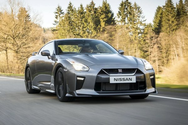 Това е вероятно най-евтината кола в колекцията на Дауни. Но съвсем не е най-бавната - за 100 000 долара получавате истински пистов звяр. И носител на множество рекорди, включително и на един от най-абсурдните - през 2014 някой си Майк Нюман счупи с GT-R рекорда за най-висока скорост на кола, управлявана от човек с вързани очи. 
