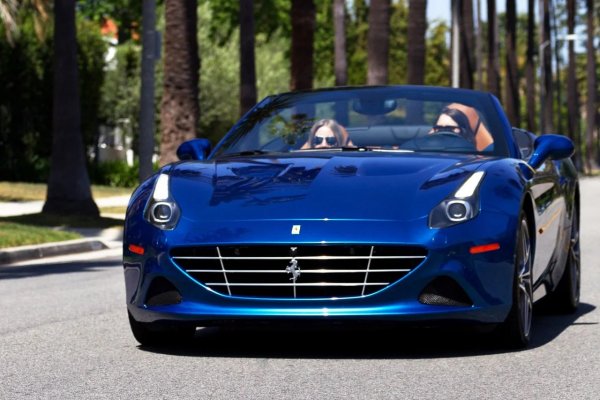 Самият Енцо Ферари казваше, че цветът на победата е червен. Но Робърт Дауни - джуниър не е от хората, които следват общото мнение. Затова неговото Ferrari е синьо. Задвижвано от 3.8-литров V8 с 553 конски сили, то не отстъпва на R8 по нищо. Всъщност самият Дауни в едно интервю призна, че "в истинския живот всяко Ферари е по-вълнуващо от R8 на Тони Старк". 
