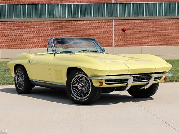 В Холивуд има много актьори, които си правят солидни "колекции", само за да ги оставят после да събират прах в гаражите. За разлика от тях Дауни обича да кара всичките си коли. Особено този класически Стингрей с корпус от фибростъкло и дизайн, повлиян от две неща: от митичния Jaguar E-Type и от една акула мако, която дизайнерът на GM Бил Мичъл хванал през лятната отпуска. 
 