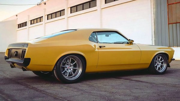 Това не е просто Mustang, а специално доработена кола от психопатите от ателието SpeedKore. Създадена за SEMA 2017, най-прочутото изложение за автомобилен тунинг в света, тази кола спечели голямата награда в категория реставрация на muscle car. Цялата предница е от въглероден композит, джантите са от HRG, а интериорът е точно мястото, където бихме очаквали да видим най-екстравагантния актьор в Холивуд. 
