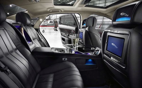 Седанът разполага с различни елементи за безопасност, като под, облицован с взривозащитена стомана с дебелина 13 мм, изолирано кевларово и титаново отделение за пътници, бронирани поликарбонатни прозорци и гуми Run-Flat. XJ е в състояние да издържи експлозия от 15 кг тротил. 