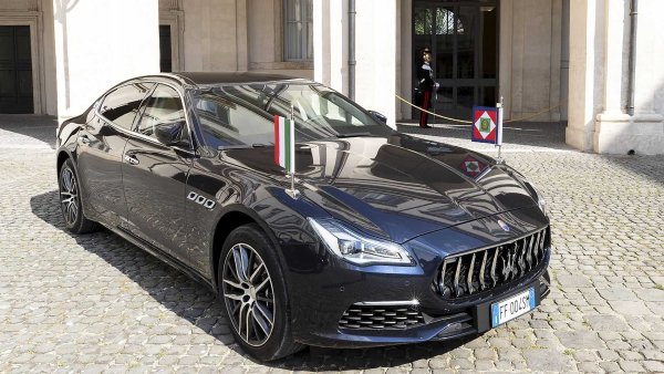 Когато става дума за класа и престиж, трудно някой може да се мери с президент на Италия Серджо Матарела. Автомобилният парк на държавния глава всъщност е съставен от няколко уникални коли. Тези, с които президентът обикновено се движи обаче, са Maserati Quattroporte Armored с дълга база и историческата Lancia Flaminia 335 от 1958 г., която обикновено го придружава на официални паради. 