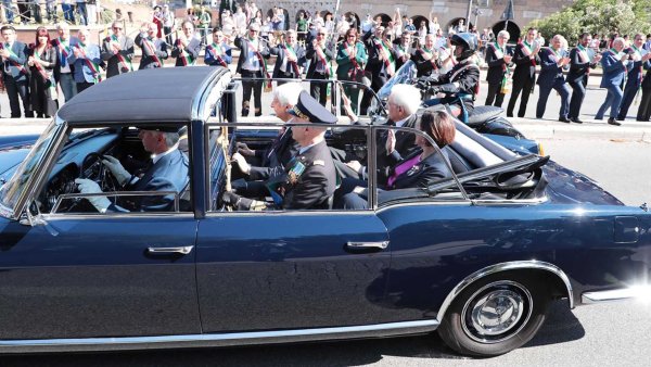 Под капака е поставен 2,5-литров V6, способен да достави мощност от 120 к.с.