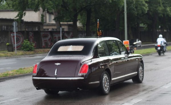 Специалният Arnage обикновено се използва за публични поводи, главно за да се гарантира, че възможно най-много привърженици имат възможност да видят кралицата, благодарение на големите прозорци. Разбира се, оборудван е с цялостна броня според най-новите стандарти. 