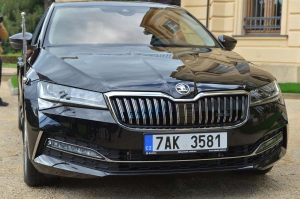 Президентите на Чехословакия и Чехия пътуват с автомобили на Skoda от 1926 г. насам. От 2003 г. президентът на Чешката република традиционно се вози на най-новата Skoda Superb - голям седан, който в момента е в своето трето поколение. 