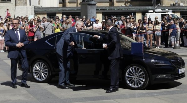 Настоящият официален автомобил на чешкия президент, който е на поста от 2019 г., всъщност е Superb, в най-високо ниво на изпълнение - Laurin & Klement. Седанът е черен и разчита на 2.0 TSI бензинов двигател с 280 к.сс. и задвижване на четирите колела. 