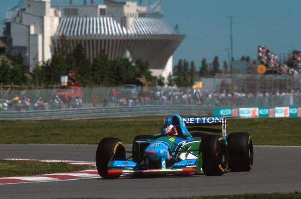 ПЪРВА ТИТЛА // Шумахер печели първата си световна титла през 1994 въпреки скандалната катастрофа с Деймън Хил в края на сезона в Австралия и съмненията, че колата на Benetton не отговаря на техническите правила. През 1995 идва и втората му титла с тима на Бриаторе.