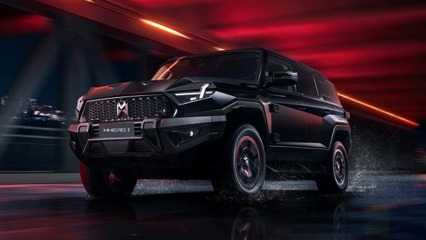 Едно от двете най-впечатляващи &bdquo;чудовища&ldquo; в новата вълна китайски супер офроудъри е M-Hero 917 от марката Mengshi на гиганта Dongfeng. С дължина от 4,98 метра и празно тегло от 3293 kg, M-Hero 917 е проектиран и за международните пазари (включително Европа), където може да пристигне през следващите години в 100% електрически или с plug-in хибриден разширител на пробега (EREV).
