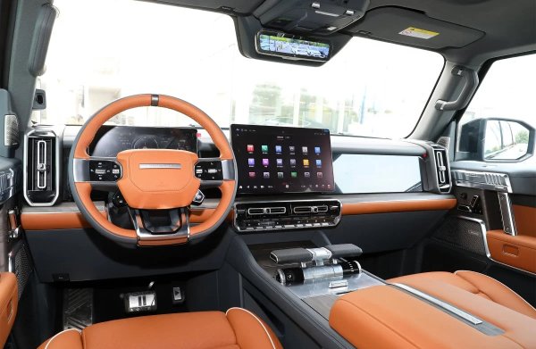 Версията EREV, от друга страна, има бензинов двигател със 197 к.с., свързан с три електрически тягови двигателя с общо 816 к.с. В този случай батерията от 65,8 kWh осигурява електрически пробег от 155 км и общо 750 км. В Китай струва най-малко 637 700 юана (около 81 700 евро).
