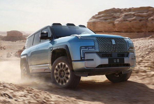 Най-голям от всички обаче е YangWang U8. Той има plug-in хибриден удължител на пробега, като знае как да се движи във вода и се позиционира на върха на гамата на новата луксозна марка на BYD.

