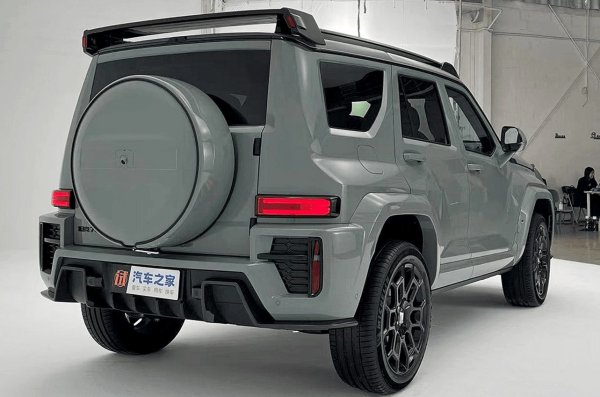 Двигателят на Tank 700 Hi4-T е 3.0 V6 бензиновв с 360 к.с., съчетан с електрически мотор със 163 к.с. Съвкупната мощност е 523 к.с., предавани на система за задвижване на четирите колела.

