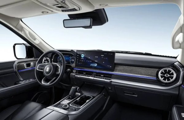 Батерията с 37,1 kWh му осигурява заявен електрически пробег от 90 км в цикъла WLTC и общо 1100 км. Китайските цени започват от 428 000 юана, или 54 800 евро.
