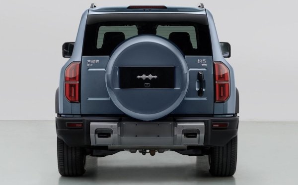 Bao 5 е plug-in хибриден офроуд SUV с дължина 4890 мм и следователно е малко по-компактен от другите модели в списъка, но може да се похвали с 1,5 бензинов двигател и два електрически мотора с общо 687 к.с. при чисто тегло 2890 кг.
