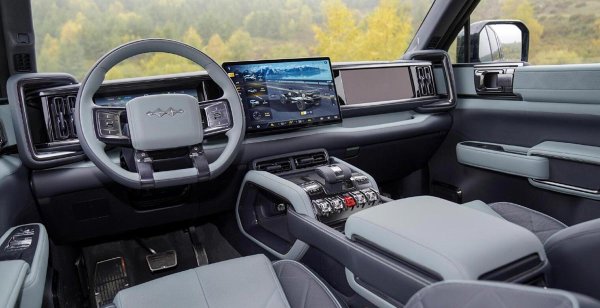 Задвижването на четирите колела позволява ускорение от 0 до 100 км/ч за 4,8 секунди, докато електрическият пробег, осигурен от батерия с 31,8 kWh, е 125 км в цикъла CLTC. Китайската цена на Fang Cheng Bao Bao е поне 289 800 юана (около 37 100 евро).
