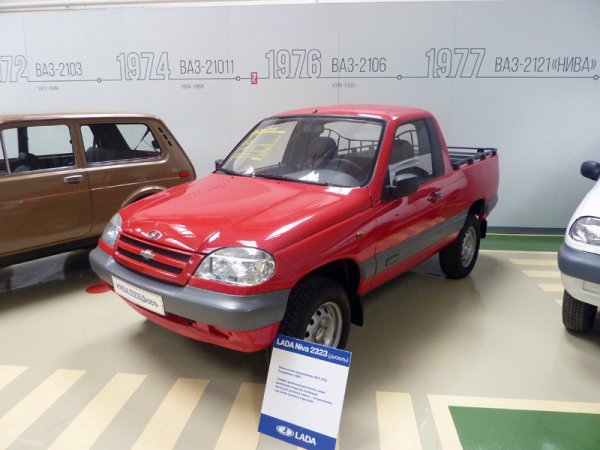 Партньорството с Chevrolet роди един неособено успешен "офроудър", който така и не успя да измести старата "Нива". А през 1998 инженерите пробваха да направят от него и версия пикап, но и тя не стигна до поточната линия. 
