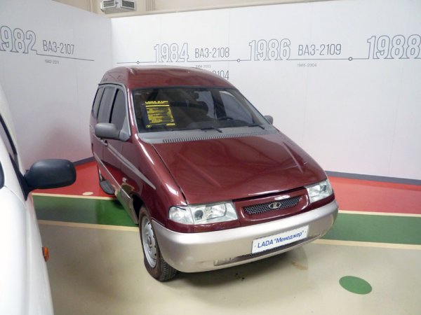 През 1998 ВАЗ пусна първия в историята на руската автомобилна промишленост миниван и го нарече "Надежда". "Мениджър" трябваше да е най-луксозната му версия, пригодена да служи като офис на колела. Той така и не бе произведен, а и самата "Надежда" катастрофира срещу вносната конкуренция и бе спряна след едва 8000 изработени бройки. 
