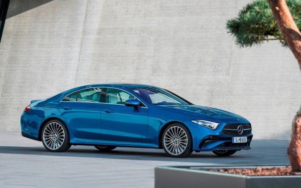 Цели 19 години този модел бърка в здравето на педантичните познавачи на автомобилните класове, представяйки се като "четириврато купе" - напук на отчаяните им вопли, че coupe всъщност значи "отрязано" и не може да се използва към нещо с четири врати и дължина 5 метра. На Mercedes ни най-малко не им пука, разбира се - със CLS те създадоха нова пазарна ниша, в която после набързо се наместиха и всичките им конкуренти. Но сега шефът Ола Калениус смята, че клиентите, които искат подобен автомобил, могат просто да се бръкнат малко по-дълбоко и да си вземат четиривратия AMG GT. CLS слезе окончателно от сцената през август, в момента се продават последните останали бройки при дилърите.