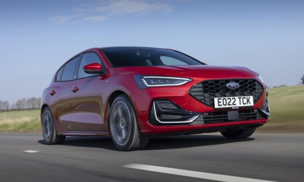 Първото поколение на Focus, появило се през 1998, бе революция и като дизайн, и като управляемост. Оттогава развитието на модела се движи по-скоро надолу, но все пак Focus си става едно от разумните предложения във все по-рехавия С-сегмент. Още през 2022 обаче Ford обяви, че 2024 ще е последната му производствена година. След това на негово място ще се появи доста по-скъп електрически кросоувър. Но "скъп" и "Ford" не са понятия, които ни е лесно да приемем в едно и също изречение. 

