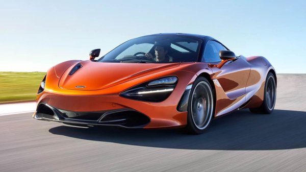 Британската компания за суперспортни автомобили спира производството на 720S и в двата му варианта - купе и кабриолет. Но в този случай няма повод за опечаляване - на негово място идва новият 750S, който е на практика същият автомобил, но с още подобрения по окачването и с около 30 допълнителни коня. 