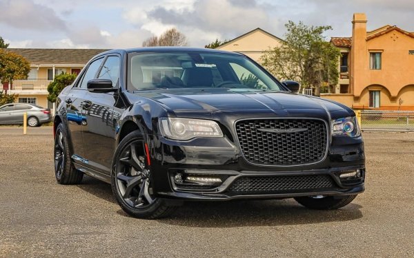 Още една кола, която се задържа героично дълго на пазара: седанът дебютира през... 2005 година, уж на своя собствена платформа, която обаче шефовете на компанията признаха, че са изкопирали от тогавашния си партньор по алианс Mercedes (и по-точно от поколението W211 на Е-класата). През 2011 излезе второ поколение, което обаче в технологично отношение бе почти идентично с първото. Дори и тогава 300 не се радваше на кой знае какъв интерес, така че фактът, че на американците им отне още 12 години да сложат край на мъките, е впечатляващ. Казвайки това, Chrysler 300 все пак е интересна кола със свой собствен стил, така че ще съжаляваме и за нея. Производството ще спре окончателно в първата четвърт на 2024. 