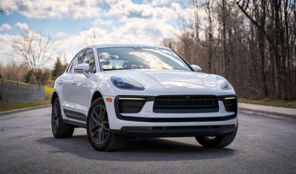 Други може да са жертва на екологията или на алчността на счетоводителите, но Macan, един от най-добрите кросоувъри за шофиране, ще изчезне от европейския пазар през 2024 заради... съображения за киберсигурност. От 1 януари всички модели в ЕС трябва да покриват определени стандарти в тази област, на които намиращият се към края на моделния си живот Macan не отговаря. От Porsche са преценили, че ще е по-лесно просто да не го продават в Европа, отколкото да го преоборудват основно. Macan ще се завърне на Стария континент след появата на второто поколение на модела, което ще е с електрическо задвижване. 
