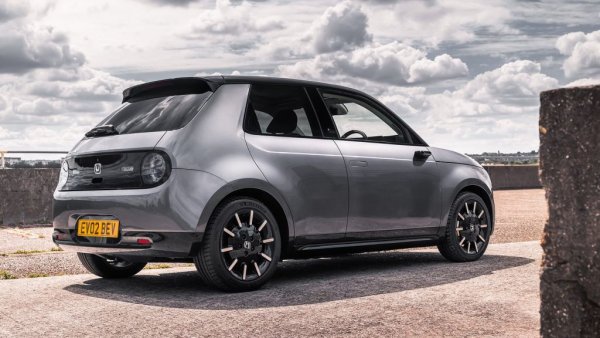 Първият сериен електромобил на Honda бе създаден основно с мисъл за Европа и бе приет повече от радушно: елегантният дизайн дори му донесе титлата "Кола на годината в Германия" през 2021. Но малкият пробег и твърде високата цена не стимулираха особено продажбите: за първите десет месеца на тази година на Стария континент са пласирани само 502 бройки. Honda вече спря предлагането в Европа, а през 2024 ще спре и производството. 