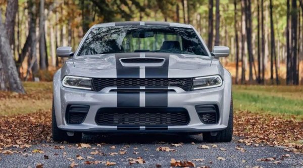 Петото поколение на митичния muscle car приключи живота си през 1987, а шестото се появи цели 19 години по-късно. Това може би дава някаква надеждна на феновете, че легендарното име може да се върне, след като Stellantis спре производството през 2024. Но няма да е скоро - и вече няма да е с V8 двигател, това е сигурно. Производството на сегашния модел приключва на 31 декември. 
