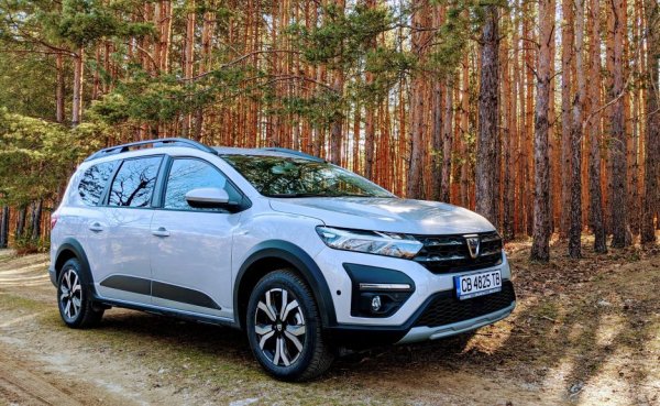 Миналата година: - 
Дебютантът в гамата на Dacia надминава предварителните очаквания и само за пет месеца пълноценни продажби вече е сред първите 20. През септември Jogger има 52 нови регистрации. 
