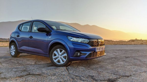 Миналата година: 590 (4.1%)
В Европа Sandero диша във врата на Peugeot 208 и все още има шансове да завърши годината и на първо място. В България е малко по-назад, но все пак с нелошите 4% ръст на годишна база. 
