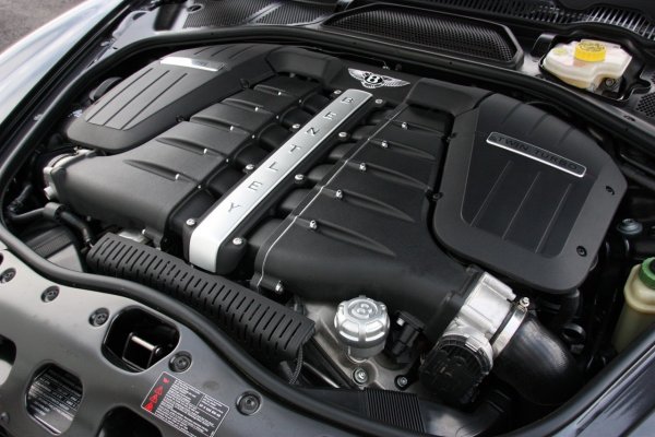 Ускорението от място до 100 км/час е за 4.5 секунди. Максималната скорост е повишена до 326 км/час