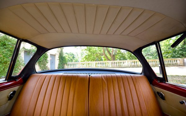 Масивни седалки, широки и доста меки
