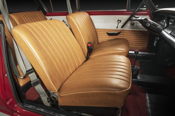 Поради липсата на нормална В-колона, коланът е прикрепен към тавана
