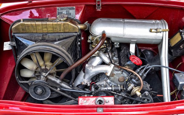 Двигателят е четирицилиндров, с обем 988 куб. см, мощност 52 конски сили и, което го отличава от повечето социалистически конкуренти, с водно охлаждане. Това прави 1000MBX доста по-тиха от автомобили със сходна конструкция като Запорожец например

