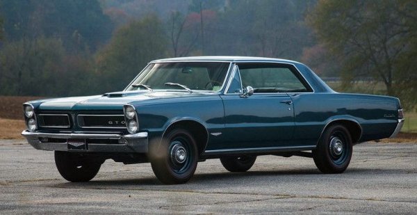 Първото поколение на Pontiac GTO успя да се открои на фона на другите масълкари благодарение на кръглите фарове, поставени един над друг. Няма никакъв начин да сбъркате този автомобил в тъмното.
