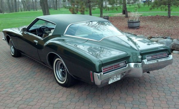 Американската компания въвежда първия тракшън контрол, наречен MaxTrac. От днешна гледна точка това е доста примитивна и ненадеждна система, която прекъсва подаването на искра, ако засече загуба на сцепление. Освен че влияе зле на двигателя, това значително повишава вредните емисии. 
Едва през 1987 Mercedes, BMW и Toyota, въведоха контрол на сцеплението от съвременен тип, който ползва спирачките и ограничава впръскването на горивото при нужда. 
