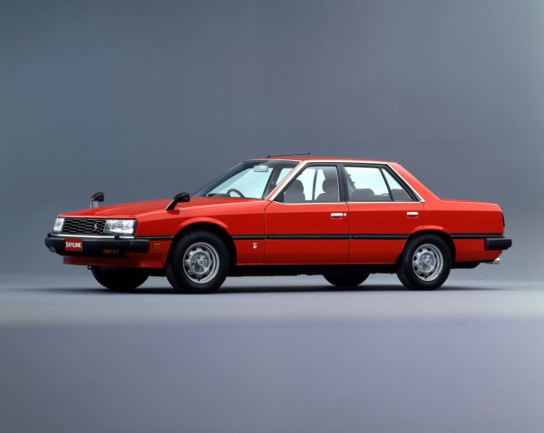 Завиващите задни колела всъщност се появяват още през XIX век при някои файтони. Но първата такава серийна система в автомобил, ползваща хидравлика, е въведена от Nissan в Skyline R31 от 1982. Днес много спортни автомобили ползват тази идея. 
