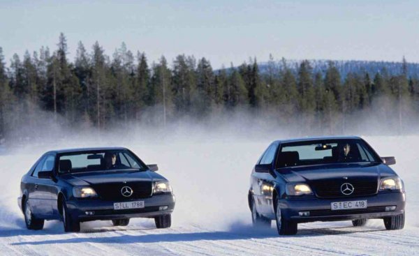 Появата на ABS, тракшън контрола и съвременните сензори отвори пътя към създаването на комплексно решение за безопасност: електронната стабилизираща система (ESC, макар че повечето производители имат собствени абревиатури). Първата серийна кола с нея бе Mercedes-Benz S600 през 1995, изпреварвайки само със седмици BMW и Toyota. 
