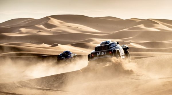 В ДЮНИТЕ // В X-Raid са наясно, че много пустинни етапи могат да изненадат неприятно фаворитите.