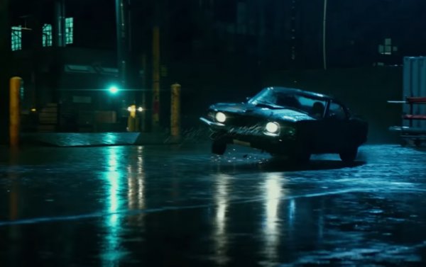 Тук ще видите един от най-трудните, ефектни и в същото време реалистични скокове в историята на киното: колата на Киану Рийвс излита от мокрия склад със страничен дрифт. Според каскадьорите Киану карал сам мощния Mustang през по-голямата част от филма, но точно този скок е изпълнен от професионалист, и то от едва осми опит. При шестия оригиналната кола била напълно унищожена, защото каскадьорът я ударил в стоманената рамка на вратата на склада. 
