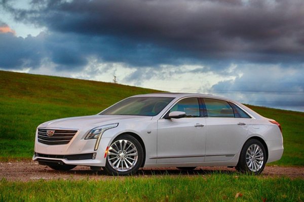 В случая любопитното е, че бензиновата версия на седана се произвежда в Детройт, но хибридът се прави в Китай, независимо от факта, че се предлага и на други пазари по света.
