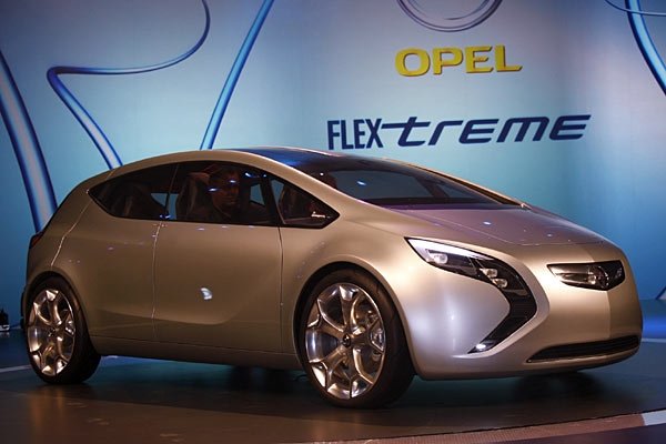 Opel Flextreme Concept, автомобилът може да измине 55 км само на електричество. Дизелов двигател произвежда допълнително електроенергия, без да има преки ангажименти към придвижването.