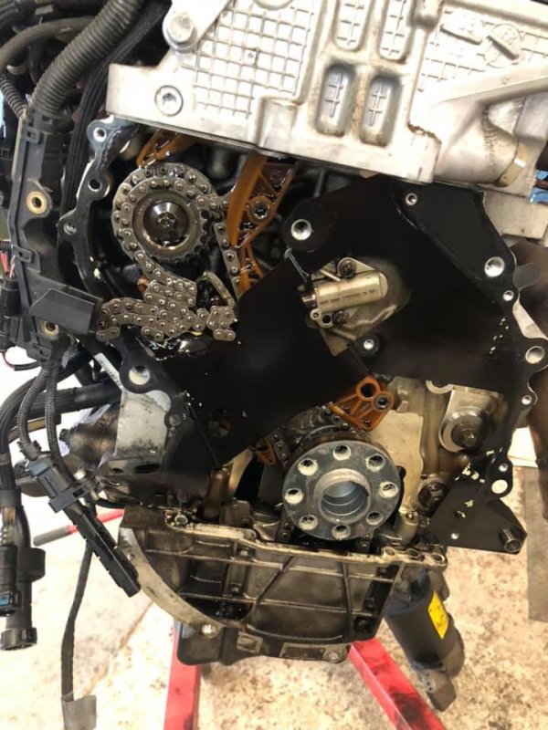 При всички двигатели на Е60 се налага смяната на вериги след 200,000 км, или се рискува сериозен основен ремонт. При 520d, заради прекалено големи официални интервали за смяна на масло, веригите се износват преждевременно, а те се намират в задната част на двигателя, което при подмяна изисква изваждане на целия двигател.