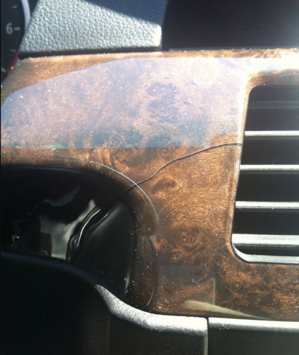 Заради прекалено стегнати сглобки е лесно да се пукне предното стъкло. Много от пластмасите след години употреба започват да поскърцват или се пукат, а пък на бутоните им се изтрива или лющи боята.