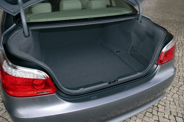 При ранните модели на Е60 главният сноп от кабели, който свързва двигателя с всички електронни системи в колата, е възможно да се протрие при контакт с метални ръбове на сглобки в задната част на купето, което в повечето случаи води до неработещи задни светлини, а в краен случай и до пожар. Повечето от тези Е60 би трябвало да са вече да са преминали recall от BMW и е добре, ако това е отразено в историята на колата.