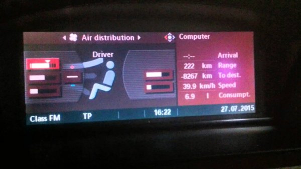 В Е60 се слага второ поколение iDrive мултимедийна система, която е доста архаична и бедна в сравнение с модерен iDrive. Особено проблематични са системите в Е60 до 2007 г. и е често явление собственици да ги подменят с такива от Е60 LCI, които са доста по-надеждни.