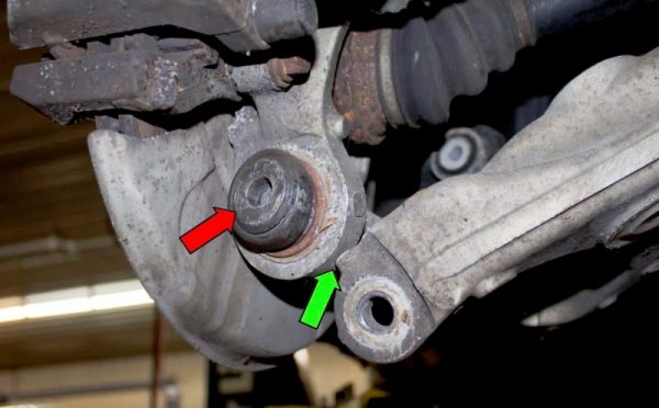 Както всяка по-тежка кола, доста части по предното окачване на Е60 се износват с времето, като най-често за смяна са предните шарнири. При Е60 натоварването е допълнително, защото стегнатото поведение на колата предразполага към по-динамично шофиране. 
Ако вашето Е60 не се управлява с прецизността, с която очаквате, най-вероятно има части за смяна по окачването. При Е61 Touring е добре да се провери състоянието на задното въздушно окачване преди покупка.