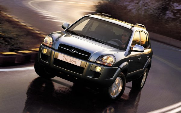 Изборът тук също е на автомобил на 10 години, който би трябвало вече да е излязъл от "мода", но това не означава, че е лош. Основните характеристики на Tucson да "прост", "надежден" и "издръжлив". Към тях може да се добави и вместителен, тъй като този модел е правен за американския пазар.

Моторите са надеждни, като проблеми при тях се появяват немарливо обслужване. Безиновият G4GC от серията Beta с обем 2,0 литра се слага и на Elantra, а G6BA от серията Delta (V6, 2,7 литра) - на Sonata. Последното се отнася и за дизеловия D4EA от серията D-Engine. Механичната скоростна кутия M5GF1 също не създава проблеми, за разлика от автоматичната F4A42, която не обича офроуда.
