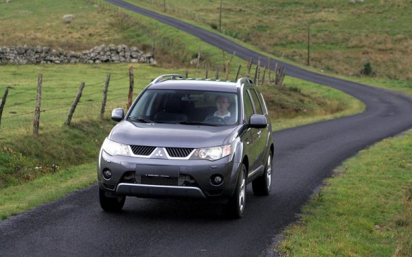 Във възрастовата категория "10+" попада и второто поколение на Mitsubishi Outlander, като за тези пари можете да намерите дори версия след фейслифта. Моделът е сравнително търсен, но се подгответе за аскетичен салон, както и за лоша шумоизолация. Лаковото покритие и боята също не са от най-добрите.
Моторите  2,0 и 2,4 нямат сериозни слабости, като предлагат приличен ресурс. Двигателят с обем 3,0 литра е по-надежден, но и обслужването му е по-скъпо. С него се съчетава вариатор Jatco, който има добра репутация. Същото важи и за скоростната кутия. 

Проблем обаче може да бъде другият вариатор - JF011Е, който при по-небрежно отношение излиза от строя преждевременно. Останалите основни елементи като окачване, кормилно управление и система за задвижване на четирите колела не изискват особено внимание.
